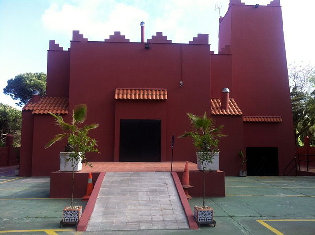 Imagen exterior de la parte posterior de la discoteca 'Sala Marrakech' de Gav� Mar (1 de Mayo de 2012)
